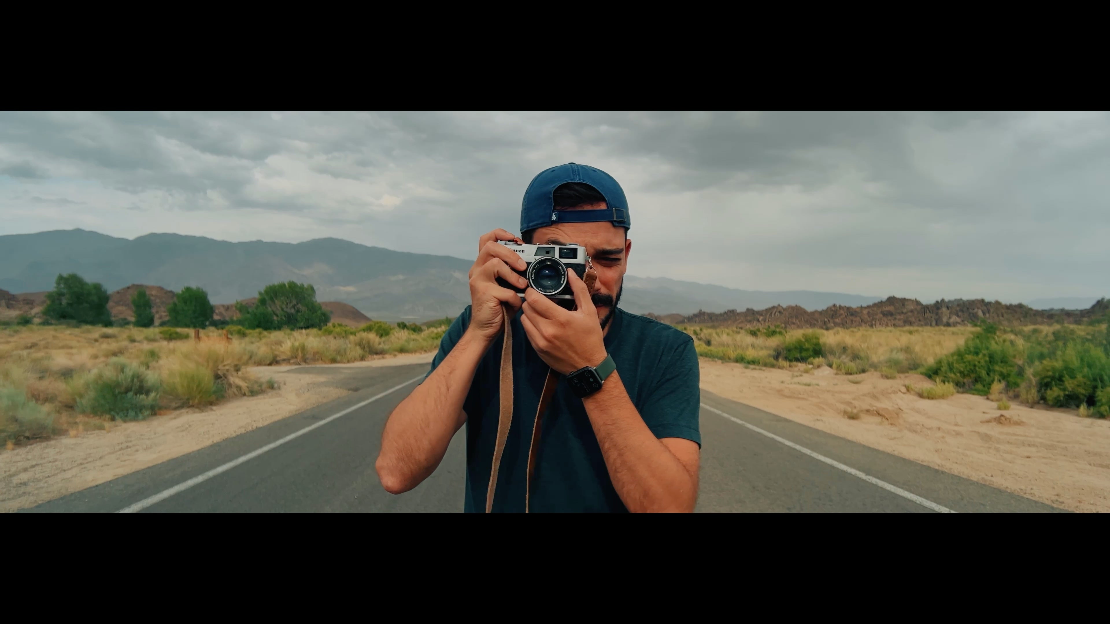 Moment 1.33x Anamorphic Mobile Lens Gold & Blue Flare - T-Series