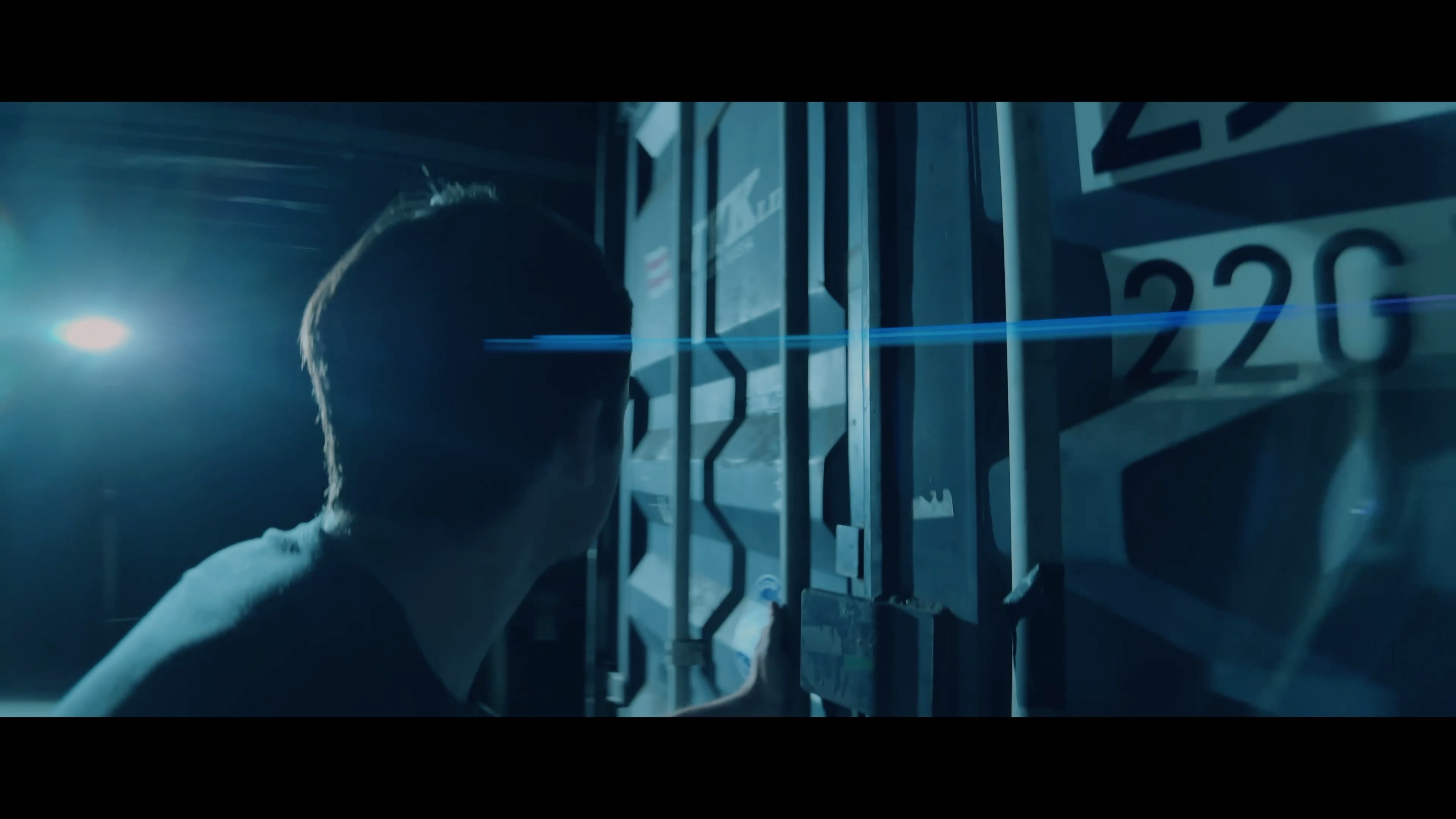 Moment 1.33x Anamorphic Mobile Lens Gold & Blue Flare - T-Series